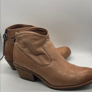 Softt Leather Booties Saddle Tan Zip at Back these are butter Soft leather Sz 9